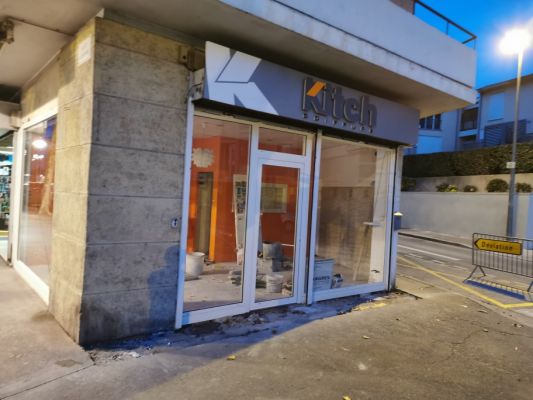 Vitrine Magasin Kitch coiffure Salon de Provence